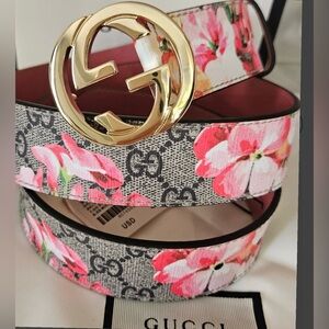 NWT Womens Classic GUCCI
Blooms Belt GG Size 100